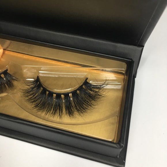 Lucky Lash Volume Lashes - Picture 2 of 3